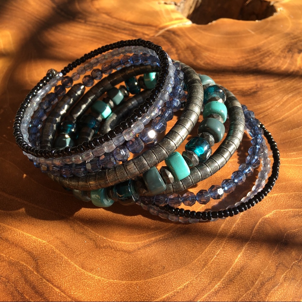 Slinky beaded bracelet from the 90s era, with cool and bold hues of blues. - Picture 2 of 6